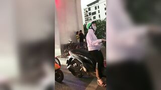 Cặp đôi nứng dắt nhau chịch dưới chân cầu
