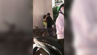 Cặp đôi nứng dắt nhau chịch dưới chân cầu