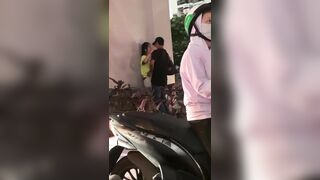 Cặp đôi nứng dắt nhau chịch dưới chân cầu