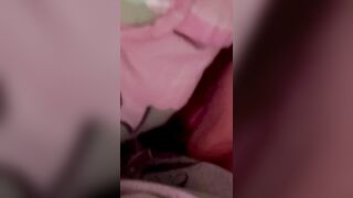 đang lén lút mút chim anh trai thì mẹ gọi