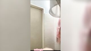 Xem gái tắm nó có cái gì đó kích thích