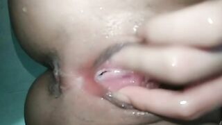 Bà chị show hàng cho em họ xem