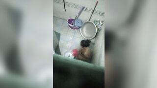Quay lén chị họ đang tắm
