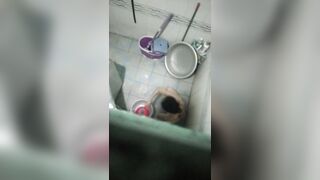 Quay lén chị họ đang tắm