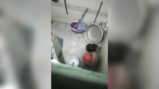 Quay lén chị họ đang tắm