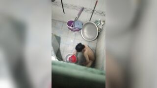Quay lén chị họ đang tắm