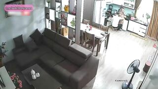 Hack cam vợ đang nấu ăn thì chồng lột đồ bú lồn và bế lên chịch khắp nhà - P1