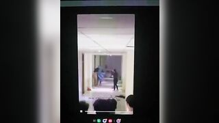 Vừa lúc nãy, cãi nhau chia tay với ny cô gái cởi hết đồ đạc xong đập phá =) VN luôn ạ
