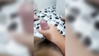 Lén vào nhà vệ sinh thủ dâm