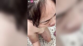 Đái vô mặt chị mb trong tolet