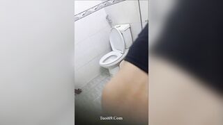 Em gái di tolet