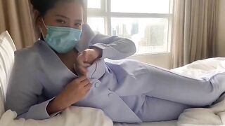 Năn nỉ em y tá cho xem vú