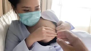 Năn nỉ em y tá cho xem vú