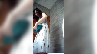 Clip quay len Chị Gái Xinh đi đái