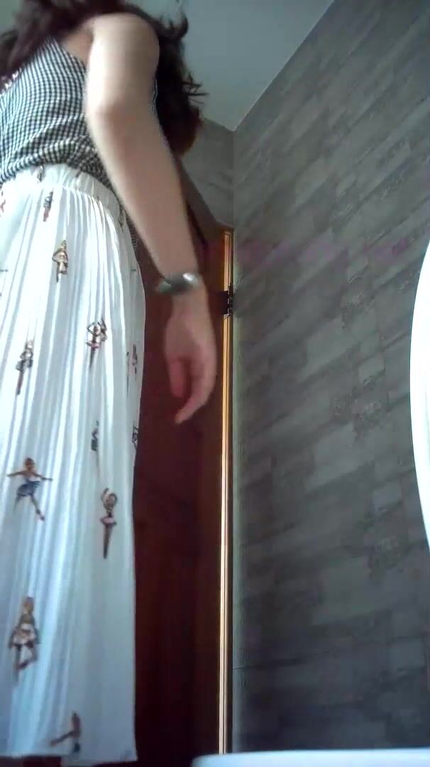 Clip quay len Chị Gái Xinh đi đái