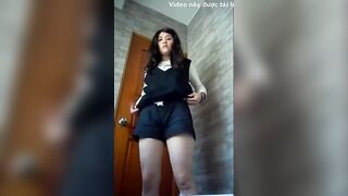 Quay len em gái di đái wc