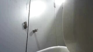 Clip Quay lén nhà vệ sinh wc