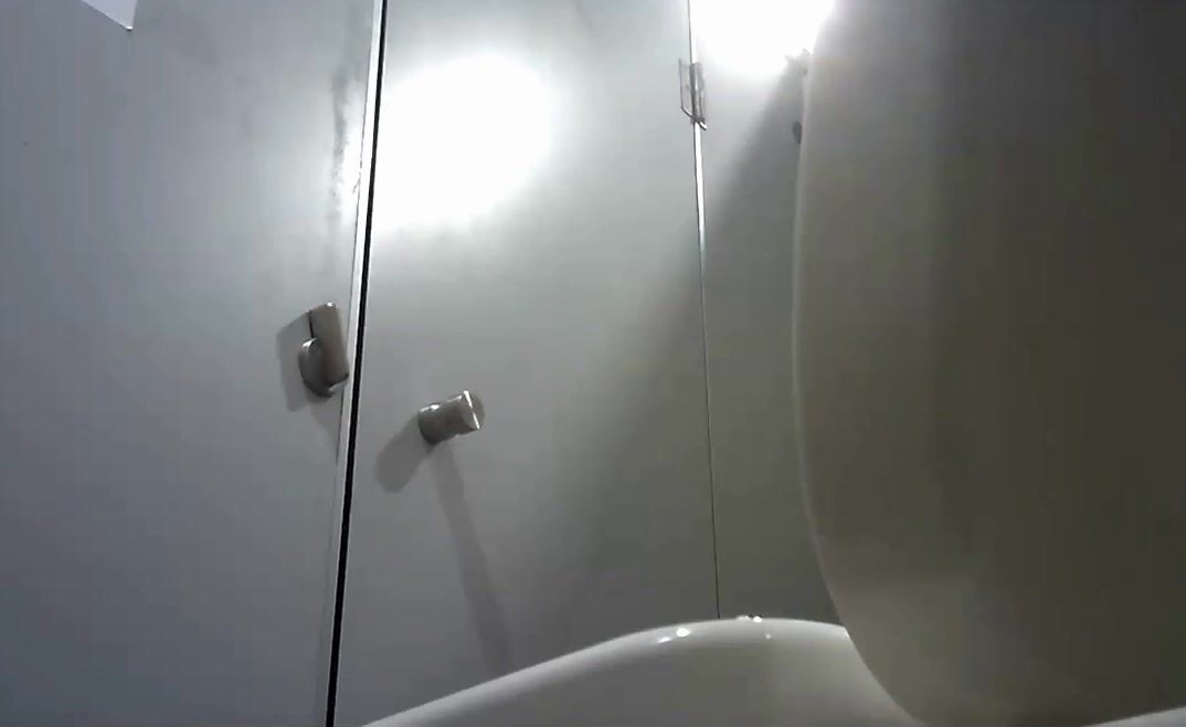 Clip Quay lén nhà vệ sinh wc
