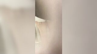 Quay lén nhà vệ sinh em gái