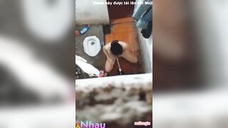 Biết bị quay lén nhưng vẫn ung dung tắm, đky kênh ib tui cho xem cơ thể nhó
