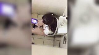 Quay lén em gái vib trong toilet thủ dâm