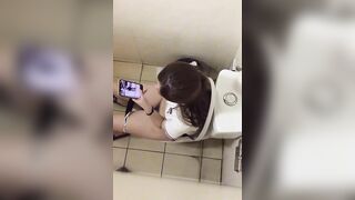 Quay lén em gái vib trong toilet thủ dâm