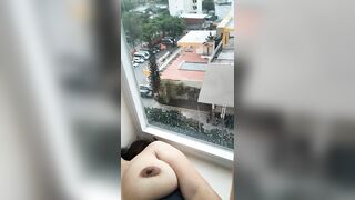 Chị kêu mở cửa cho chị canh chồng về