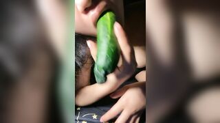 nứng quá em sinh viên dùng dưa chuột đâm vào loz mình cực căng
