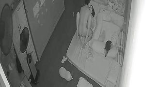 Hack cam 2 vợ chồng tranh thủ lúc con ngủ là địt nhau cực sướng 2