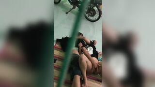 Quay lén em trai mạng ny về nhà
