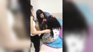 Em gái Trung QUốc bị bạo lực ép lột đồ cho mấy thằng thay nhau địt :( khổ thân