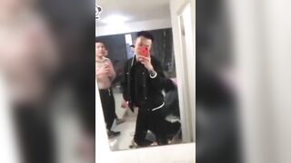 Em gái Trung QUốc bị bạo lực ép lột đồ cho mấy thằng thay nhau địt :( khổ thân