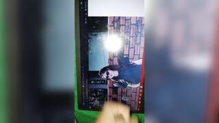 Em Trang 2k nhờ anh họ bắn tinh trùng lên ảnh bản thân