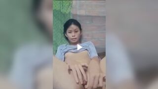 Em học sinh thiếu cặc nứng quá thủ dâm luôn bằng thỏi son