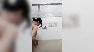 em gái quay clip cho bạn trai xem khi tắm