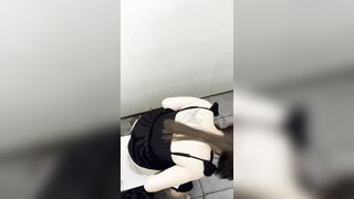 Quay lén gái xinh đái ở quán karaoke