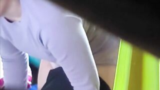 Chị gái thay đồ đi làm