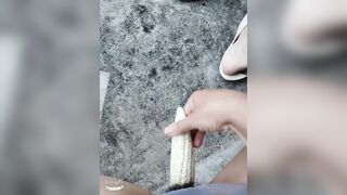 Nhờ Anh Shipper Nhét Trái Bắp Vào Lồn Mình Cho Sướng