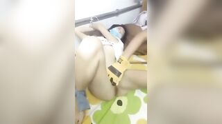 E gái bị bn trong lp trói bạo dâm