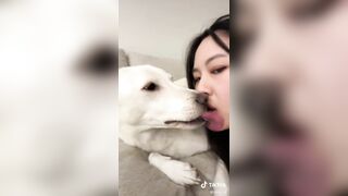 Chó liếm môi gái