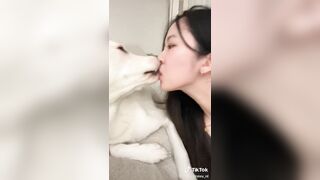 Chó liếm môi gái
