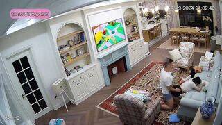 Hack cam vợ chồng đại gia chồng tranh thủ địt vợ khi con đang mê xem tv