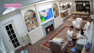 Hack cam vợ chồng đại gia chồng tranh thủ địt vợ khi con đang mê xem tv
