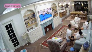Hack cam vợ chồng đại gia chồng tranh thủ địt vợ khi con đang mê xem tv