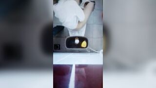 Quay lén trường cấp hai