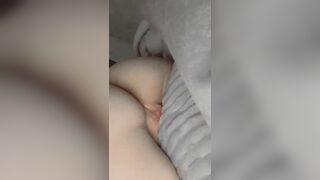 nửa đêm nứng quá cạ lồn vào gối