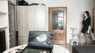đang chơi game e yêu cúi xuống bú cặc và bị đụ tung lồn