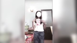 Đang nhảy thì em nó show lol