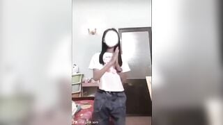Đang nhảy thì em nó show lol