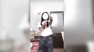 Đang nhảy thì em nó show lol